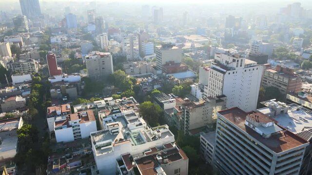 Calles de la ciudad de M&eacute;xico al amanecer en febrero