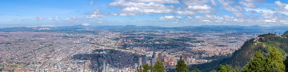 Fototapeta na wymiar incroyable Panorama sur Bogota et le Cerro de Monserrate depuis le Cerro de Guadalupe, Colombie