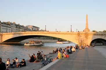 Satute de Sainte Geneviere sur le Pont de la Tournelle, Paris, Île-de-France, France