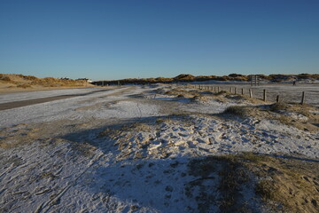 Strand im Winter mit Schnee