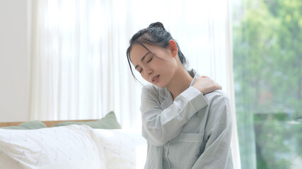 疲れた女性　睡眠不足　肩こり