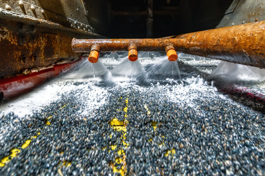Vibrating screen, ore washing with liquid. The liquid is poured out in a fan-like stream from special nozzles
