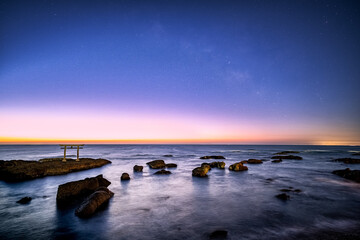 夜明けの鳥居と天の川