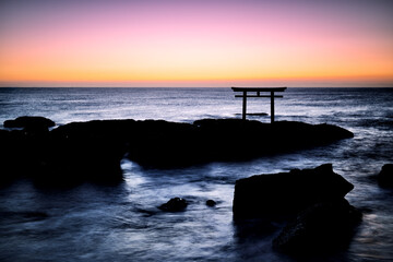 海岸の夜明けと日の出