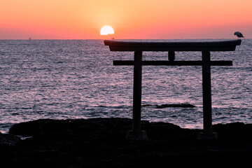 海岸の夜明けと日の出