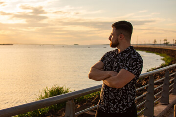 retrato de joven observando el atardecer 