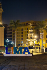 Pileta principal de la Plaza de Armas, Lima - Per&uacute;