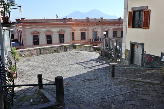 Napoli - Istituto Tecnico Commerciale dalla Scalinata Pedamentina