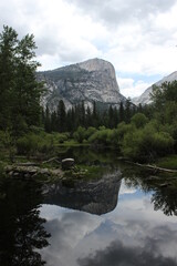 Dome Rock reflejo en el lago, Parque Nacional Yosemite