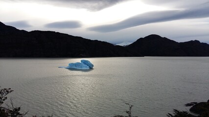 Pequeño iceberg en el lago