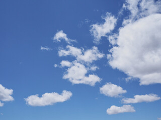 Obraz na płótnie Canvas 雲が浮かぶ青空