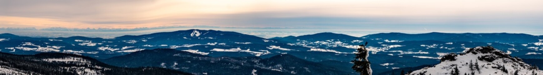 Panorama vom Großen Arber im Wintern über den Bayrischen Wald in die Alpen Teil 2