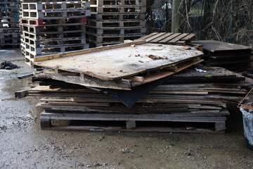 Stacking waste wood on a pallet