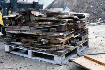 Stacking waste wood on a pallet