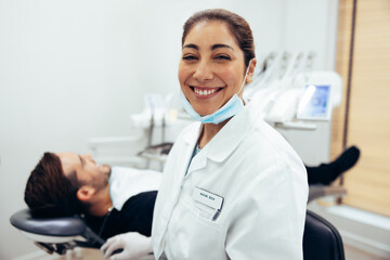 Obraz premium Smiling female dentist in dental hospital