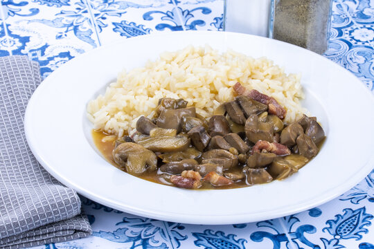 rognons de porc cuisin&eacute; et riz blanc