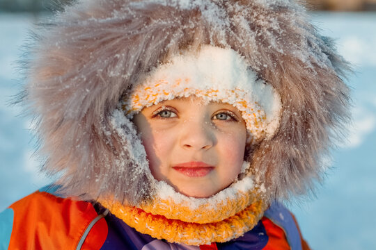 portrait girl 3 years old in winter clothes in snow