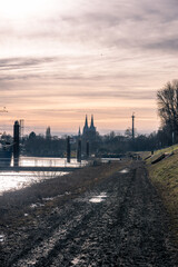 Blick auf den K&ouml;lner Dom im M&uuml;hlheimer Hafen in der Abendd&auml;mmerung 