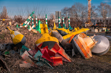 Bojen und Barken Sammelstelle in K&ouml;lner Hafen 