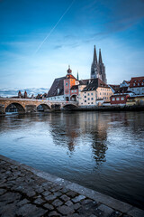 Regensburg Steinernen Brücke am Abend mit Dom und Donau