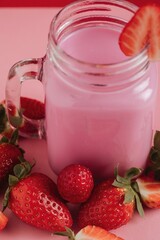 Batido de fresas con trozo de fresas alrededor