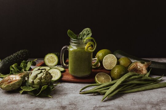 Batido Detox con sus ingredientes alrededor
