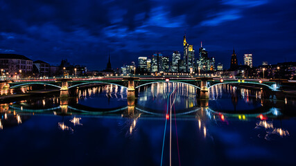 Fototapeta premium Frankfurt am Main Skyline Langzeitbelichtet 