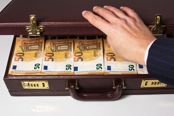 24-hour half-open briefcase full of euro banknotes - 415555534