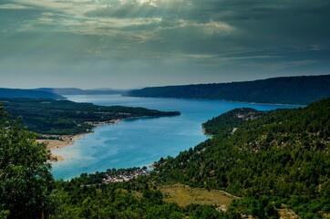 Fototapeta na wymiar the wonderful landscapes of the verdon lake, in french provence during a hot summer day in august