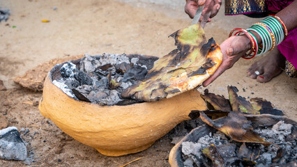 Obraz premium Angakar roti cooked in gorsi in a village in chhattisgarh