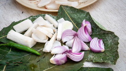 Sliced onion with daikon radish