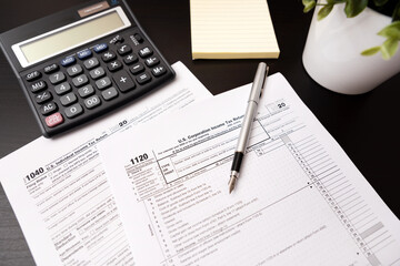 Obraz premium US tax form on desk. Tax income concept