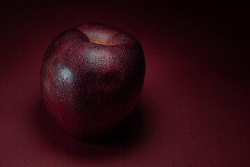 Foto de archivo de Manzana de Color Rojo con baja iluminación clave (Low Key)