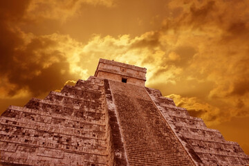 Fototapeta na wymiar The Mayan pyramid at Chichen IItza , Mexico 