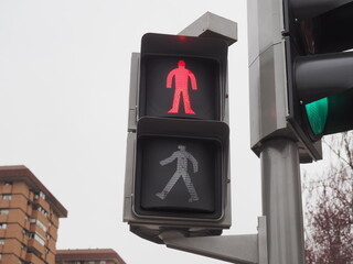 semaforo de paso de peatones en rojo