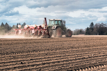 Feldarbeiten mit Sämaschine © Margot