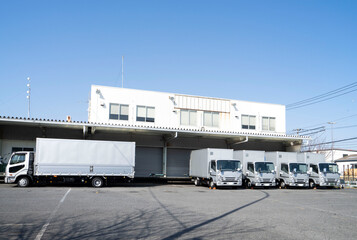 日本の物流、宅急便、運輸会社、物流センター、運送業、トラック、配達トラック、