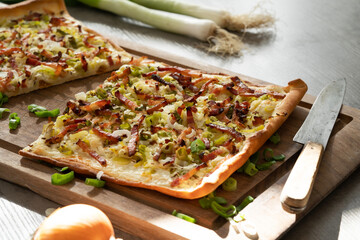 Flammkuchen mit Lauch, Zwiebel und Speck