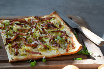 Flammkuchen mit Lauch, Zwiebel und Speck