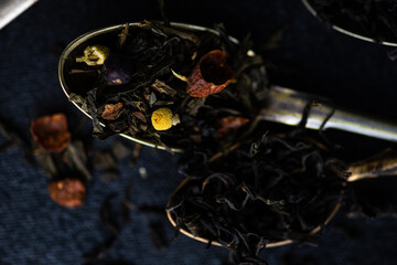 Fototapeta na wymiar Variety of tea leaves in spoon