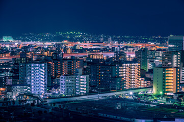Obraz premium 日本の地方都市、福岡市愛宕神社から望む夜景の美しいビル街の灯りと街並み