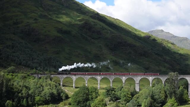 Hist&oacute;rico y pintoresco tren de vapor cruzando el viaducto de Glenfinnan, en las tierras altas de Escocia. Jacobite steam train