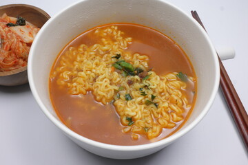 흰색 그릇에 담긴 한국 인스턴트 라면