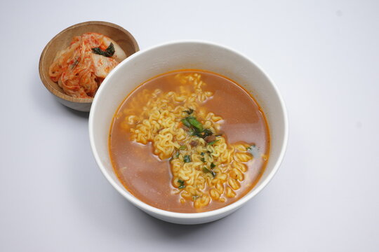 흰색 그릇에 담긴 한국 인스턴트 라면