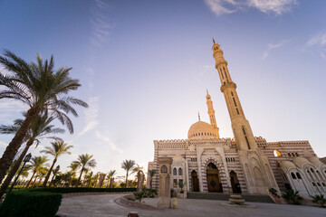 Fototapeta na wymiar Beautiful large Islamic mosque at the sky background