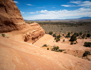 Fantastic Looking Glass Arch trail in the summertime on a partly cloudy day