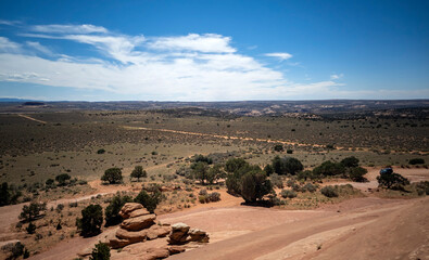 Fantastic Looking Glass Arch trail in the summertime on a partly cloudy day