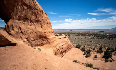 Fantastic Looking Glass Arch trail in the summertime on a partly cloudy day