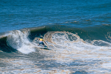 Fototapeta premium Oceano azul, lindo dia de sol para surfar. Pegando onda.