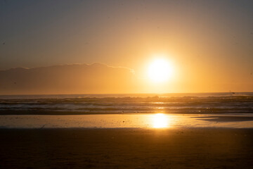 Lindo por do sol na praia. Sol laranja no oceano. 
